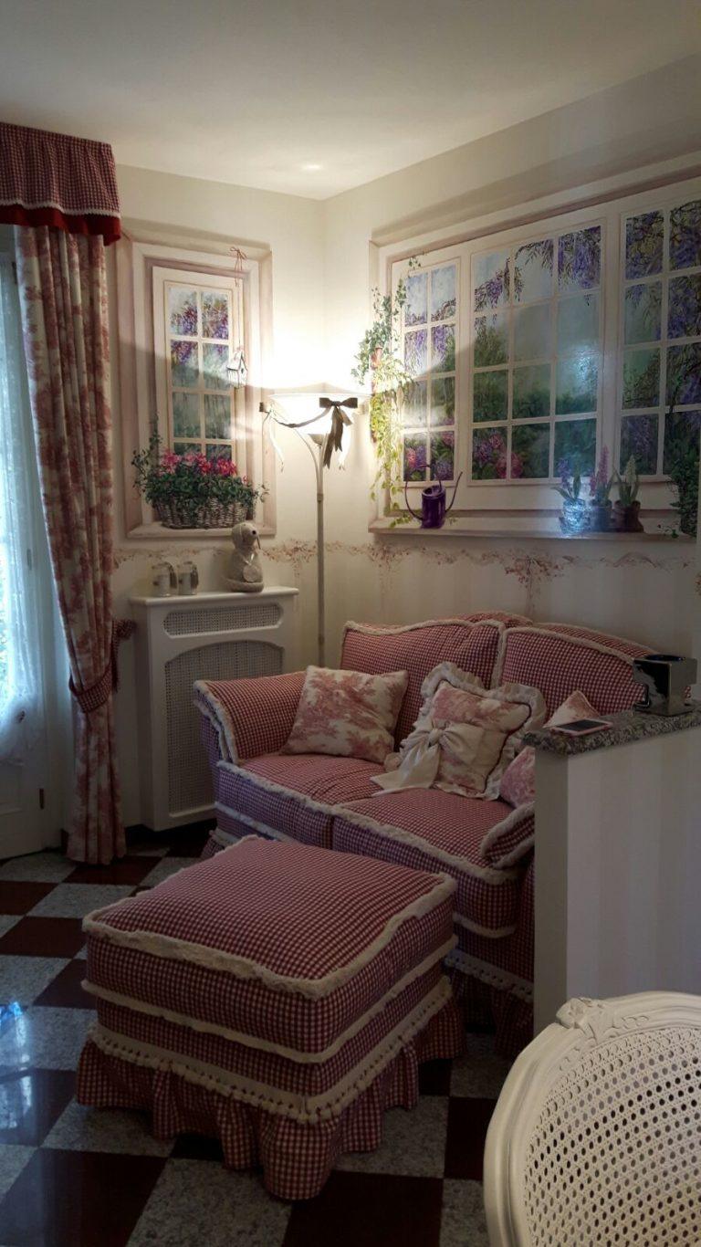 Accogliente angolo del divano con i trompe-l’oeil