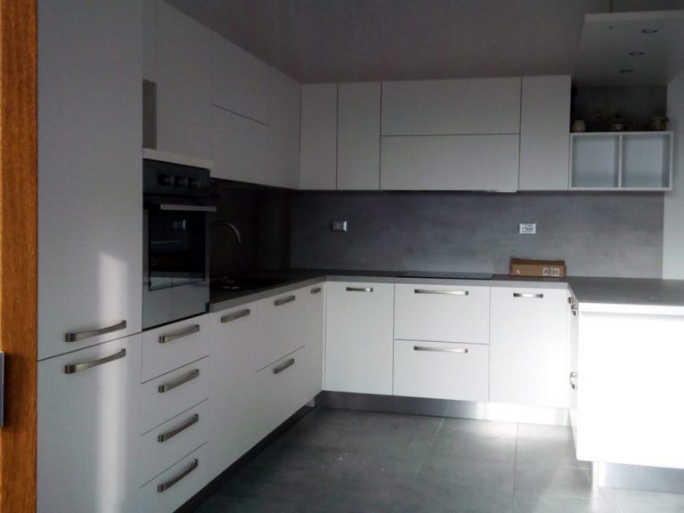 cucina-bianca-e-grigia