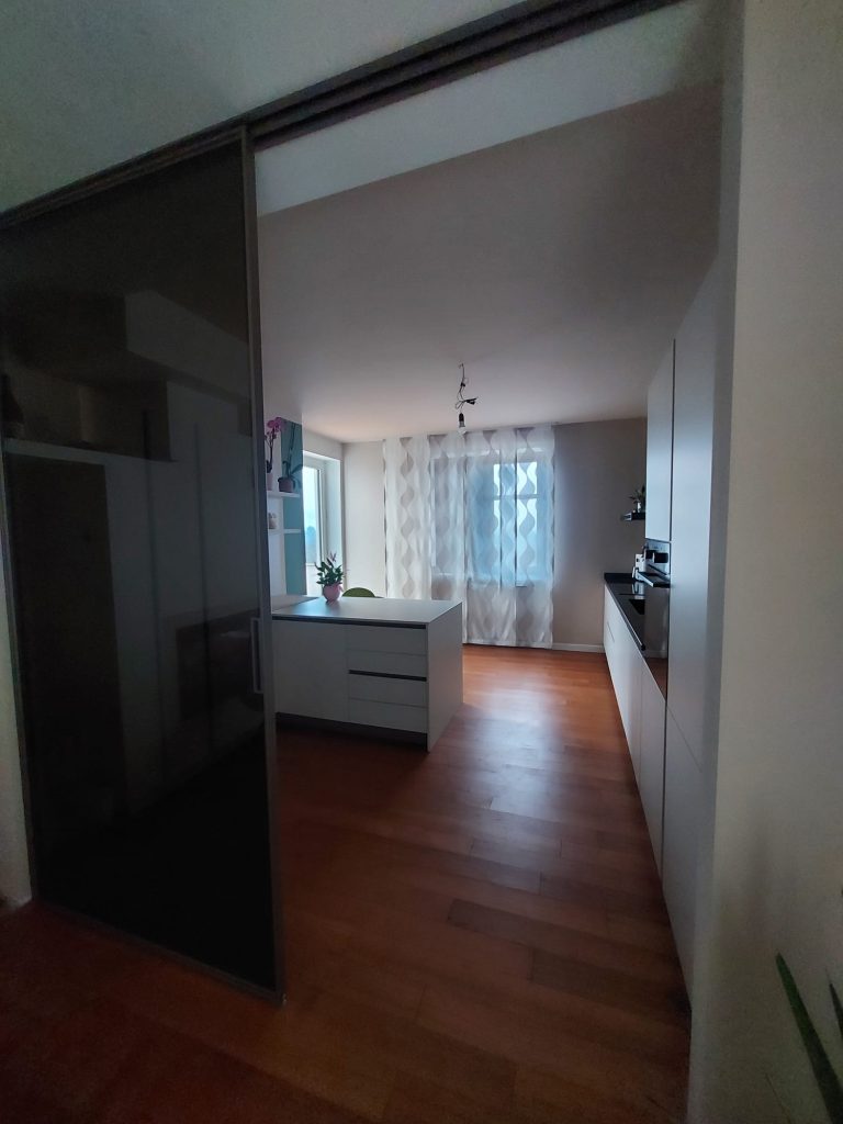 cucina nuova isola angolo da lontano 2025