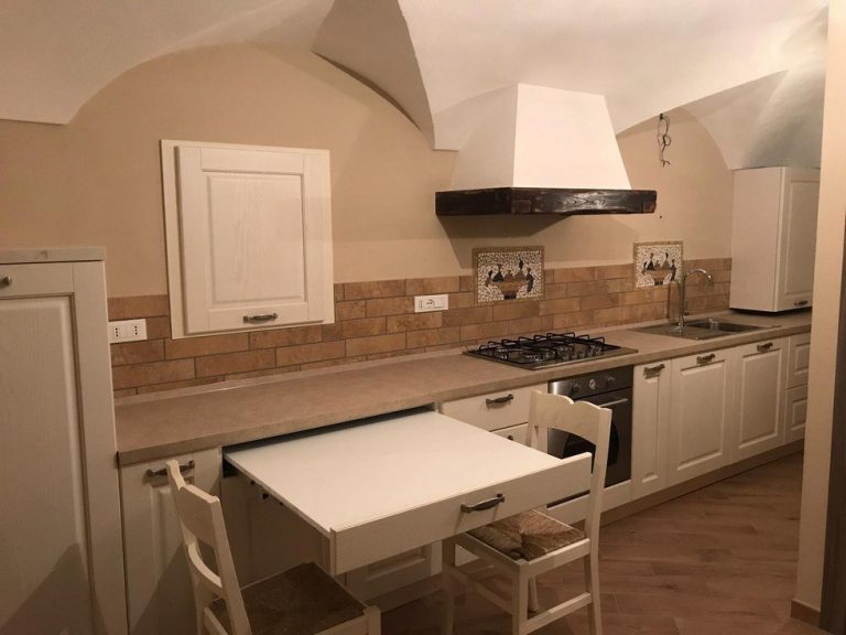 cucina-rustica con tavolo salvaspazio